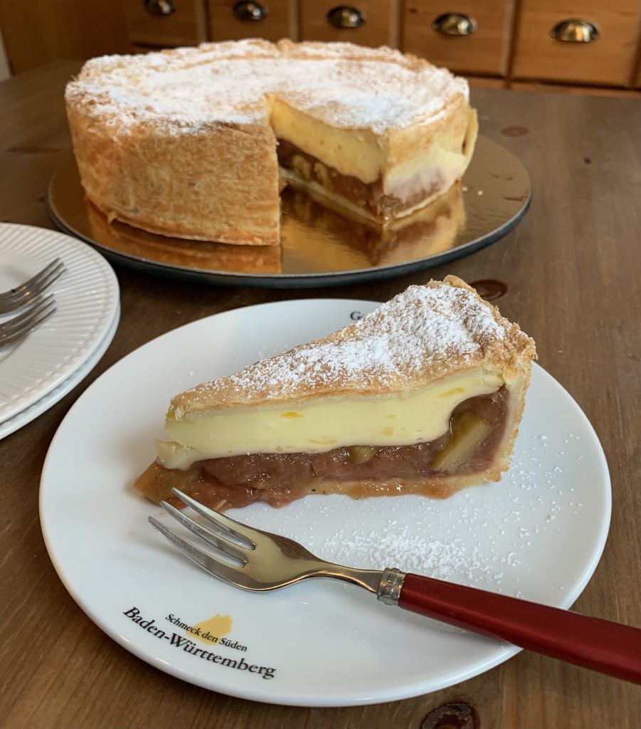 Gedeckter Rhabarber-Erdbeerkuchen