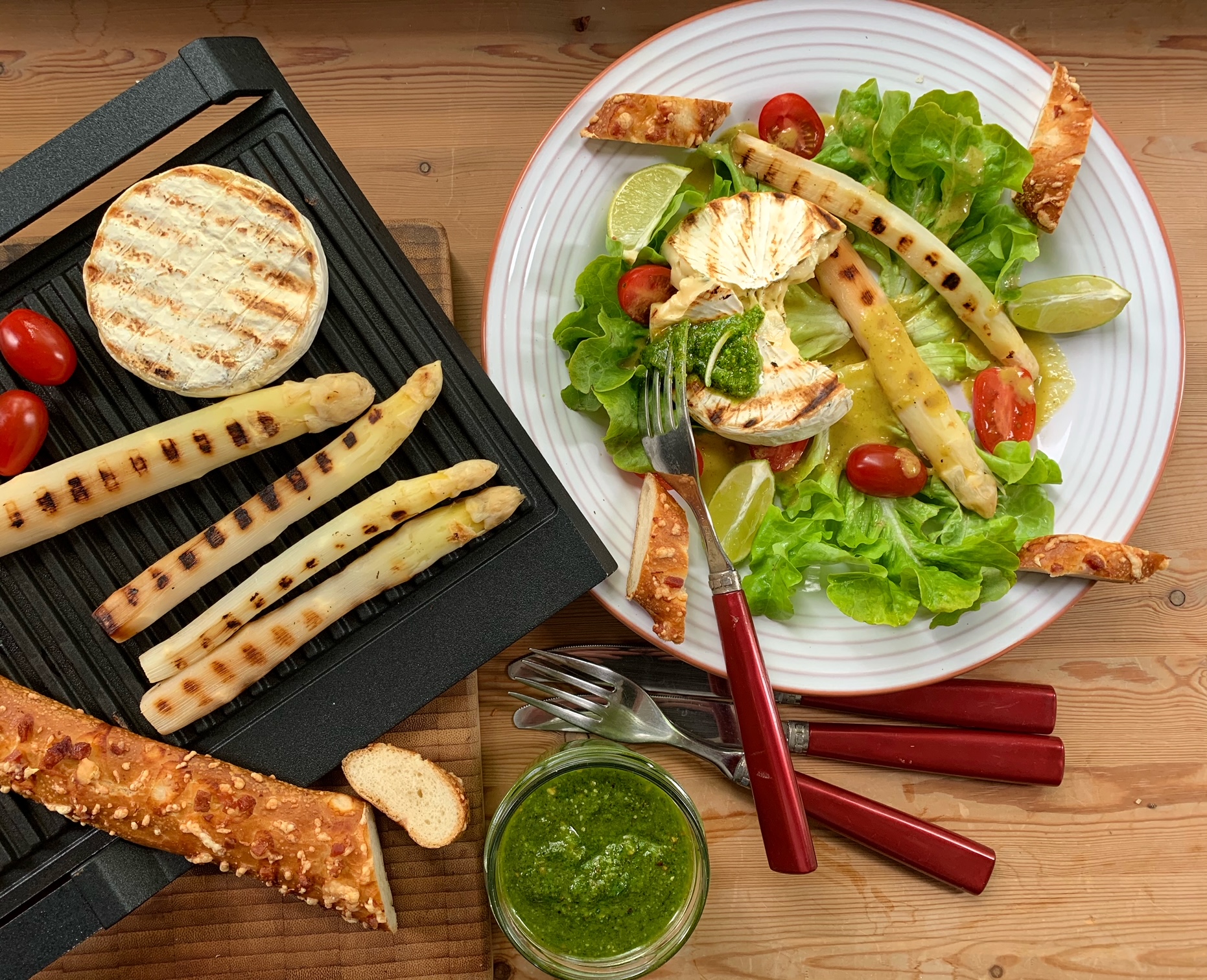 Gegrillter Spargel & Grillkäse auf Blattsalat