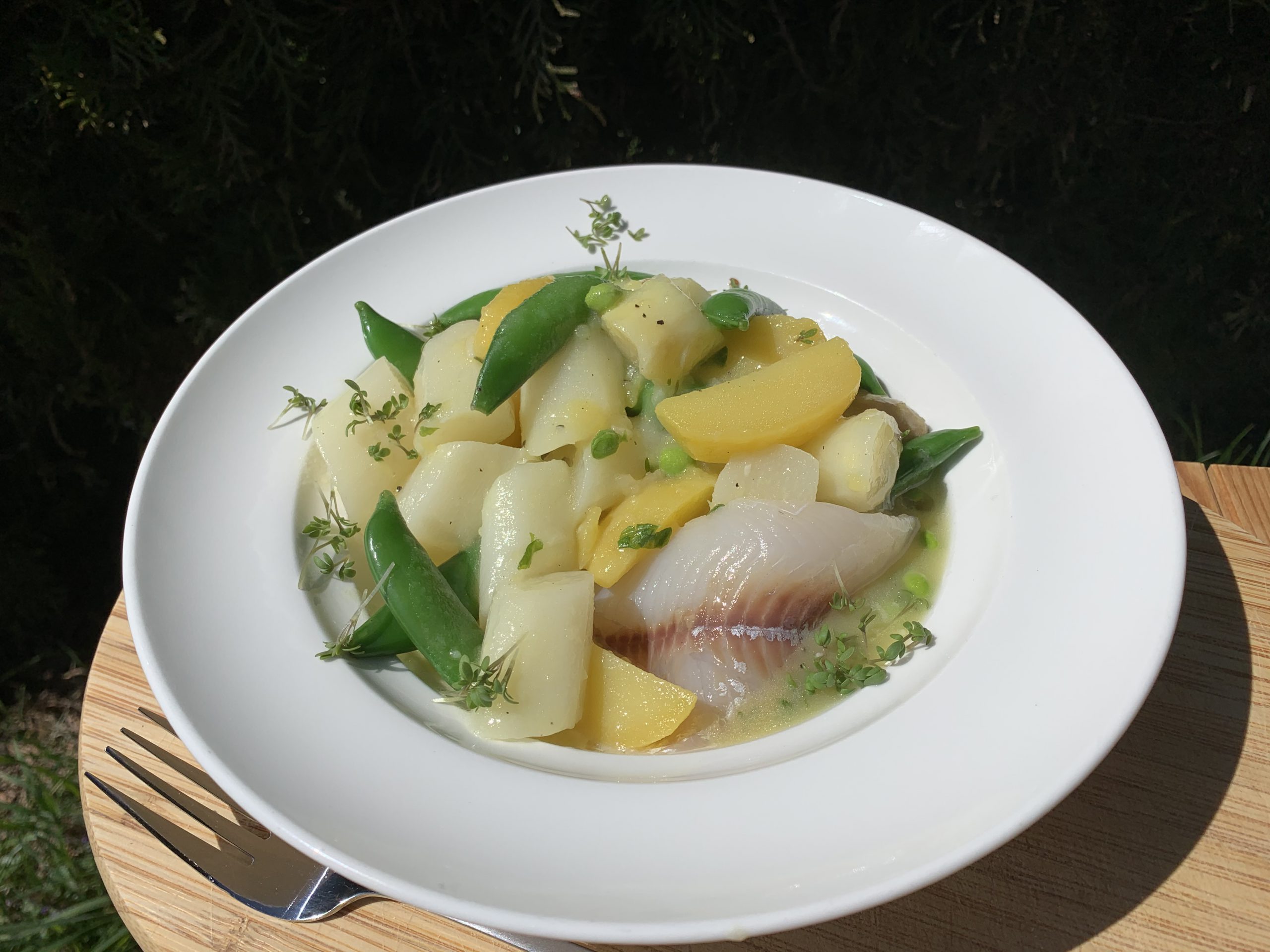 Spargel-Erbsensalat mit Kartoffeldressing und ofengegartes Felchen