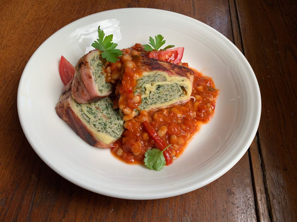 Maultaschen im knusprigem Speckmantel und gebackene Bohnen (Baked Beans)