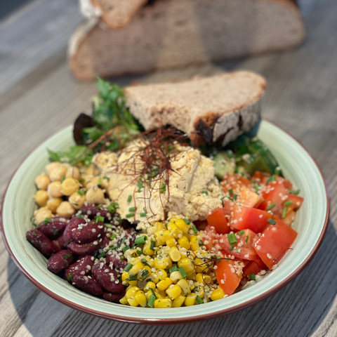 Bunte Sommer-Bowl mit Hummus vom Café Justus