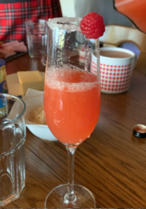 Eisgekühlter Rosésekt mit Erdbeerpüree