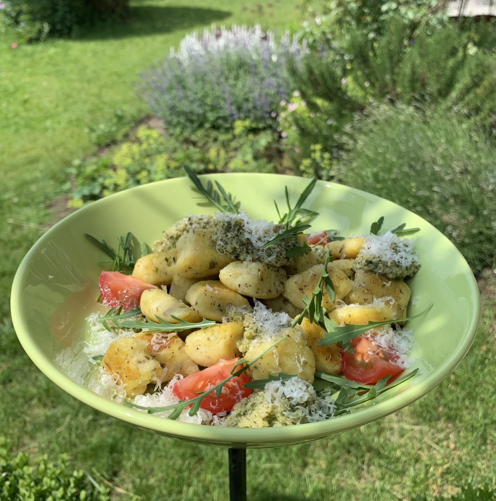 Rukola-Kartoffelnudeln mit Rukolapesto und Allgäuer Emmentaler