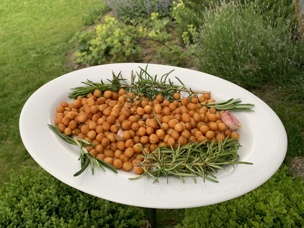 Snackidee zur EM 2021: Knusprige Rosmarin-Backerbsen mit Pfiff