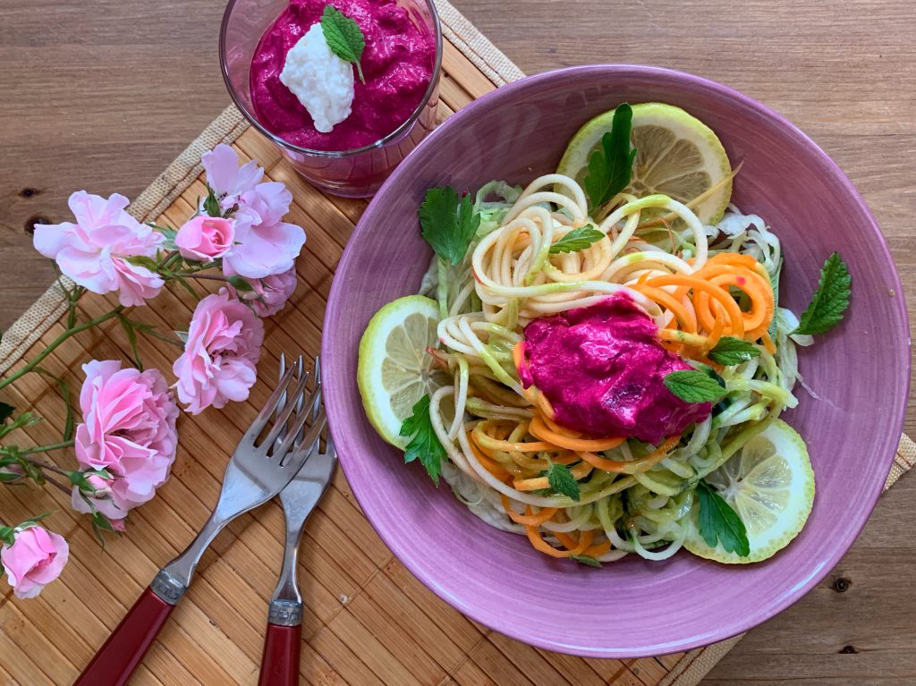 Gemüsespaghetti-Salatbowl mit Basilikum – Feigensenfdressing & rote Bete-Meerrettich-Dip