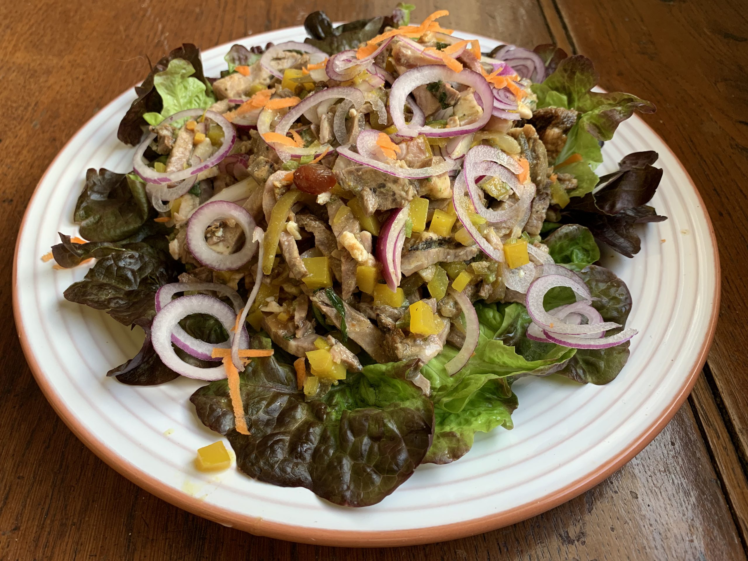 Sommerlicher Rostbratensalat mit Zwiebeln und eingelegten Gurken