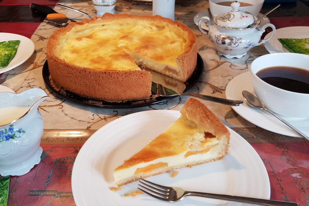 Aprikosenkuchen mit Vanillepudding