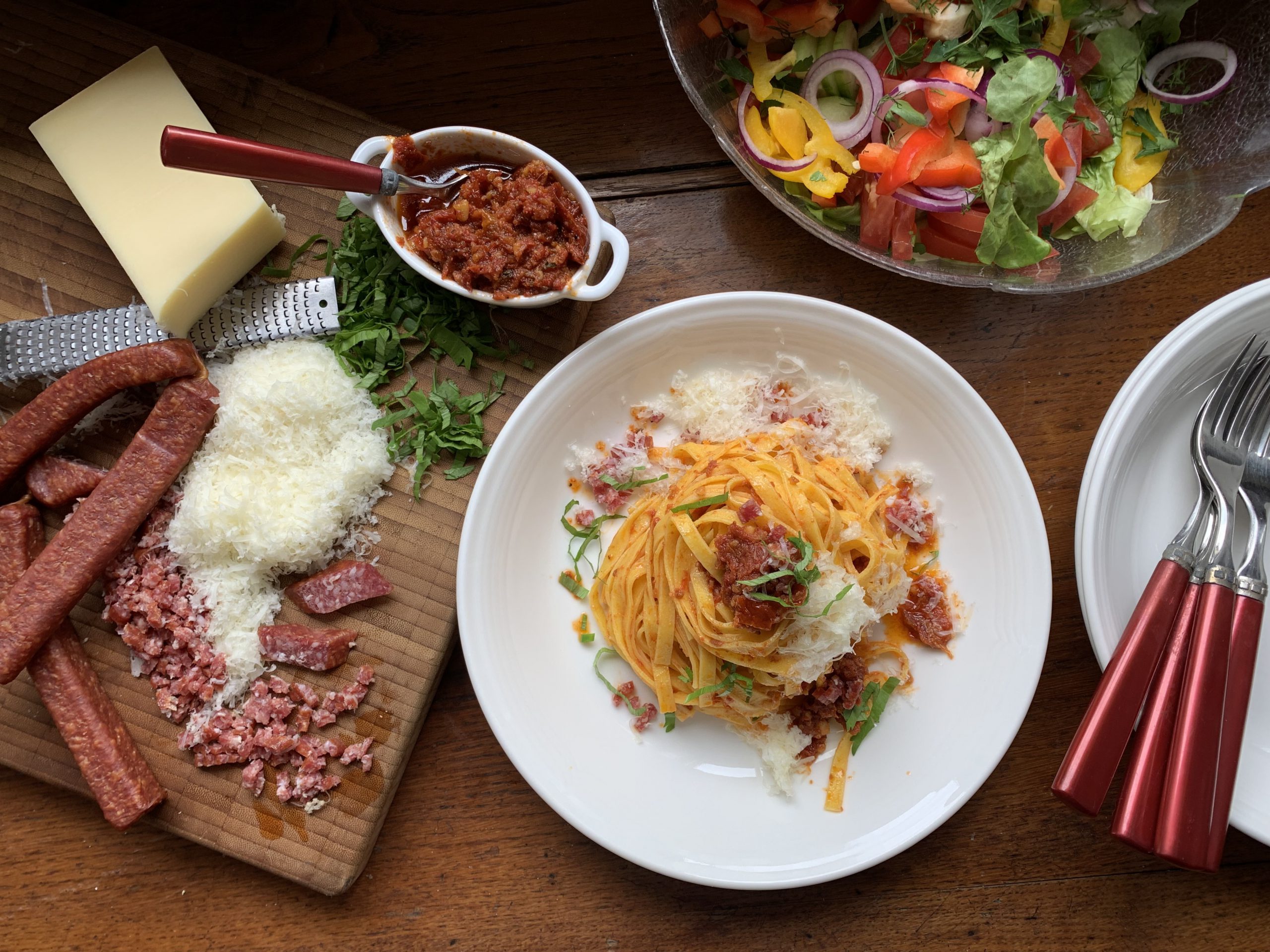 Bandnudeln mit feurigem Landjägerpesto und Allgäuer Bergkäse