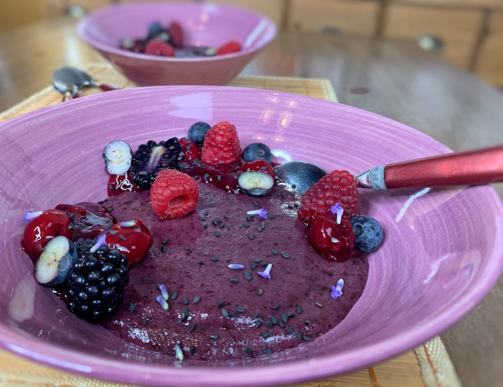 Sommergefühle: Luftige Brombeercreme mit Lavendelaroma und frischen Beeren