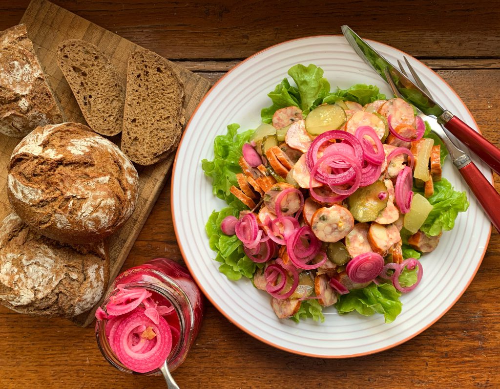 Für scharfe Abende: Feuriger Wurstsalat mit eingelegten roten Zwiebeln ...