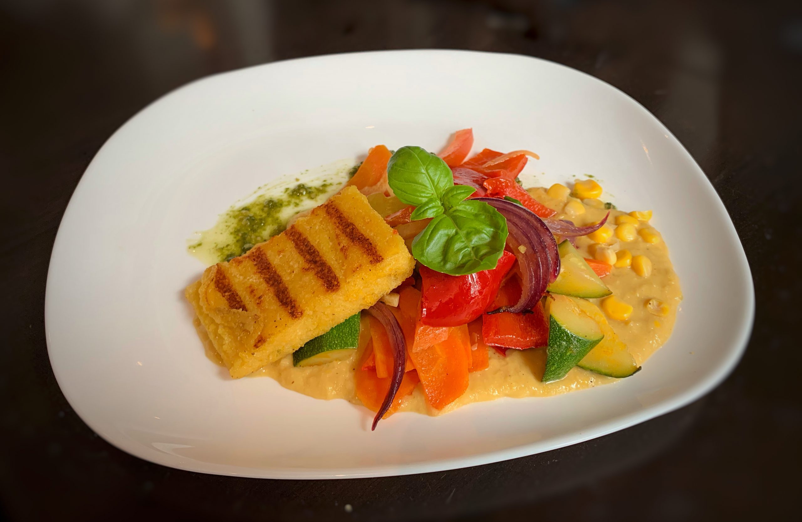 Heimische Polentaschnitten (Maisgrießschnitten) mit sommerlichem Ofengemüse