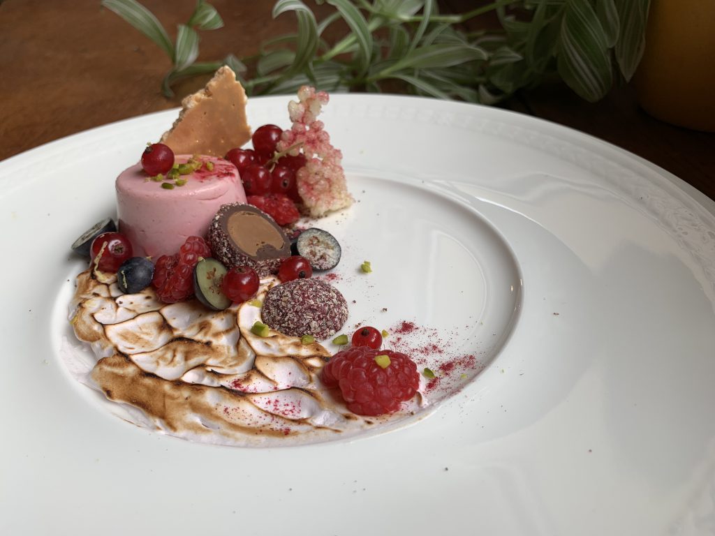 Mousse von Himbeeren auf geflämmtem Zitronen-Baiser