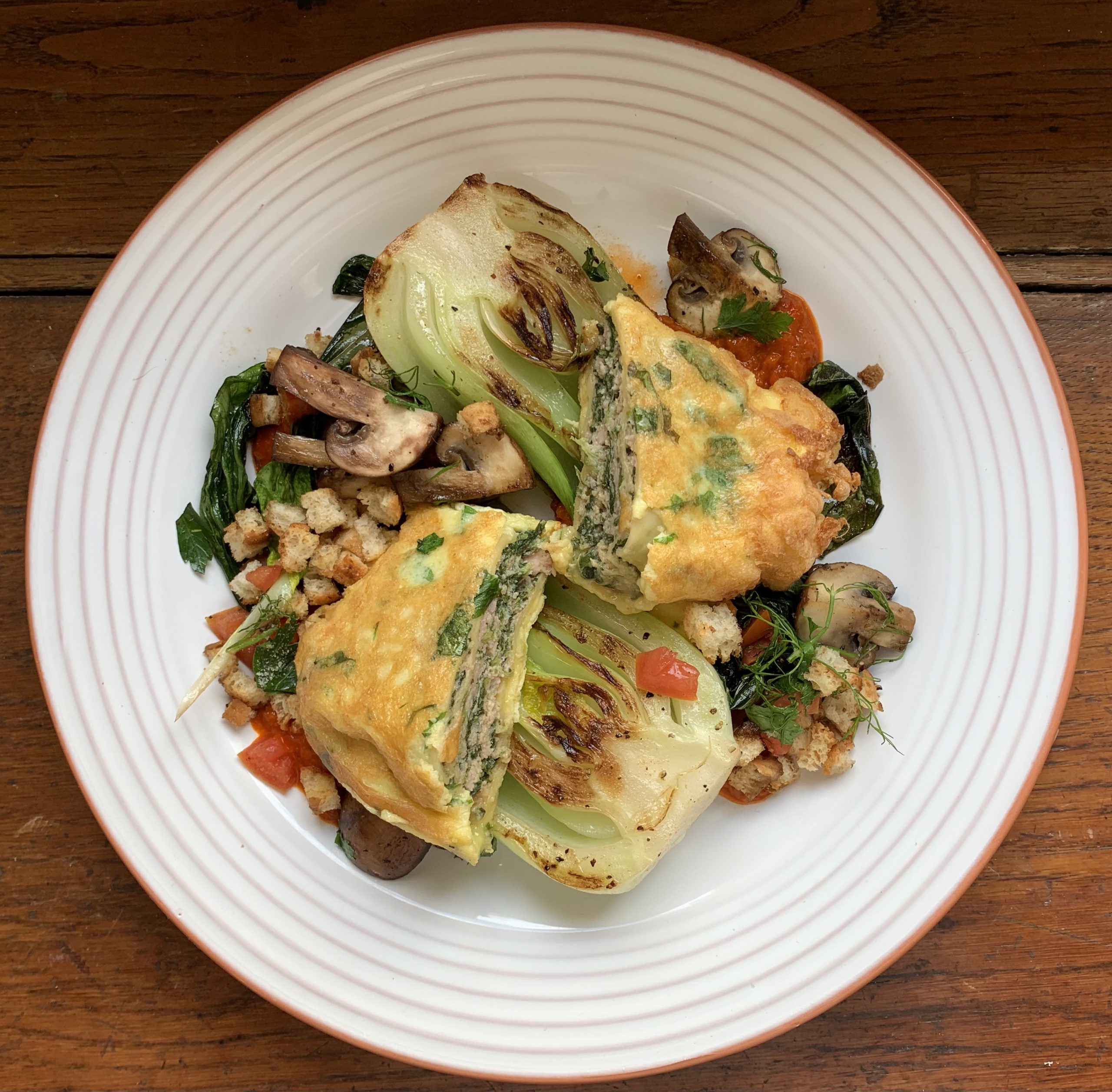 Maultaschen in Emmentaler-Eihülle auf Pak Choi & Pilzen