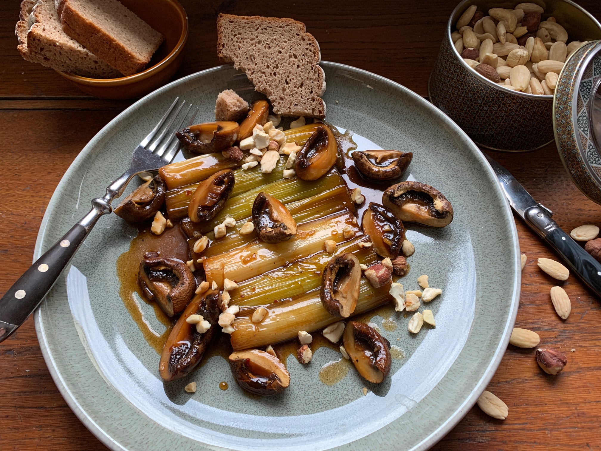 Geschmorter Lauch & Pilze mit gerösteten Nüssen