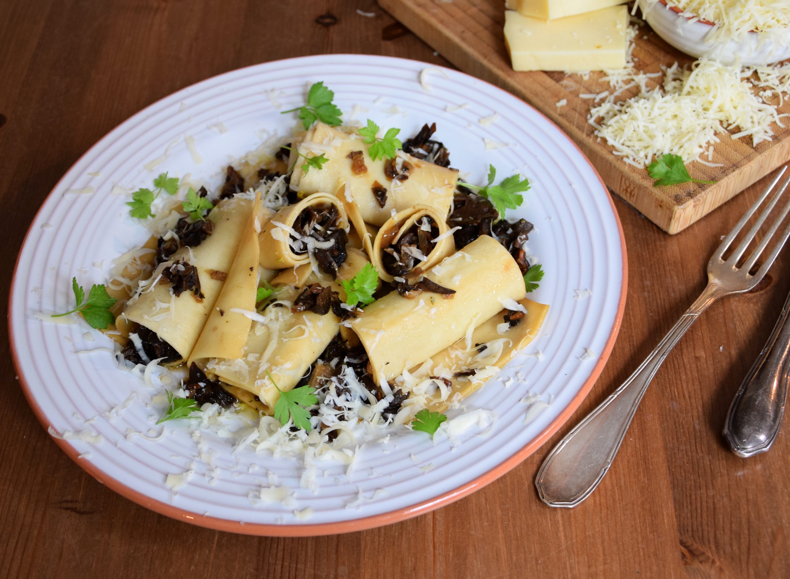 Nudelblätter mit Steinpilztartar, reifer Bergkäse und Petersilie