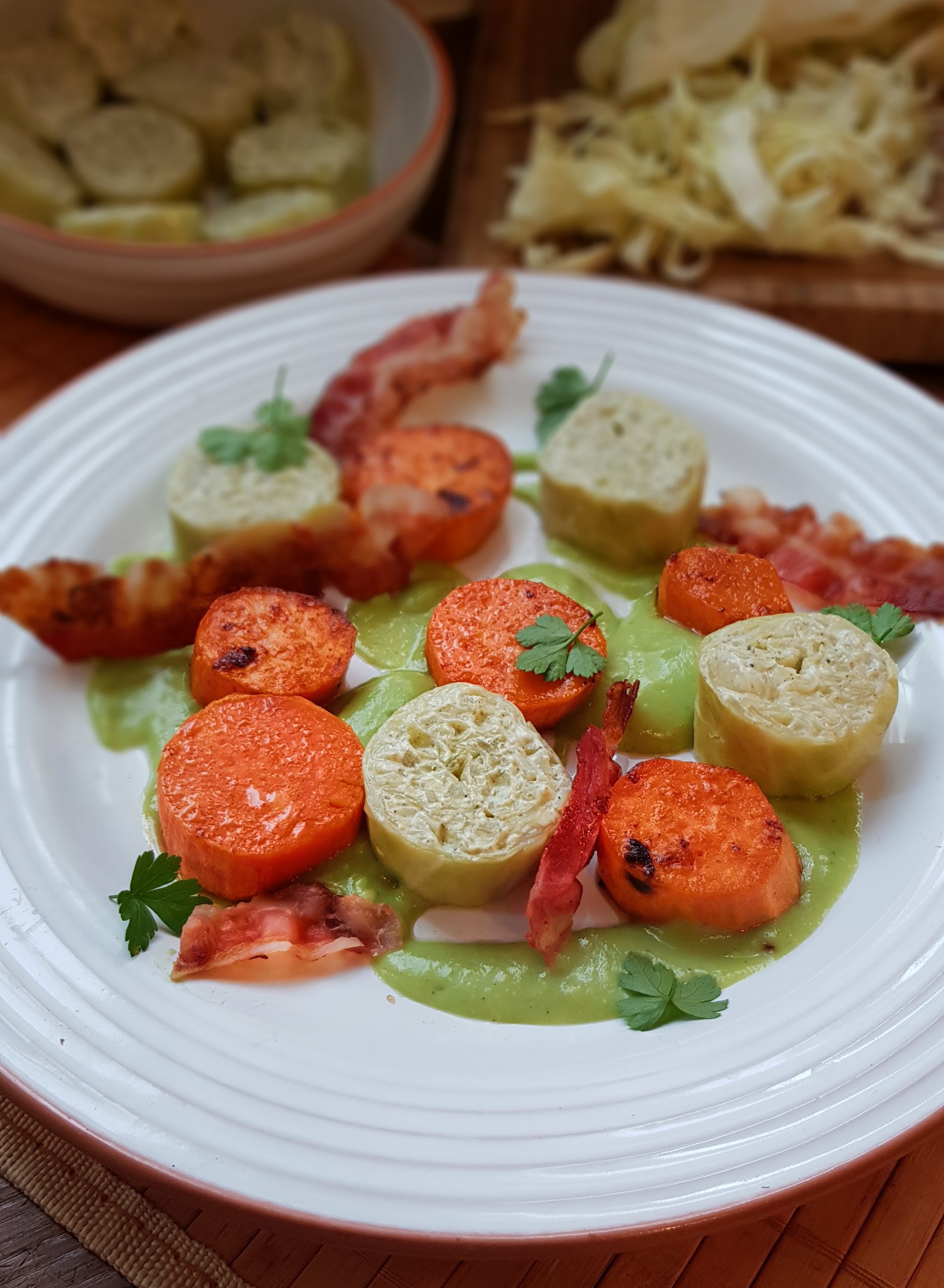 Filderkraut-Röllchen mit Petersiliencreme, Süßkartoffeln und krossem Speck
