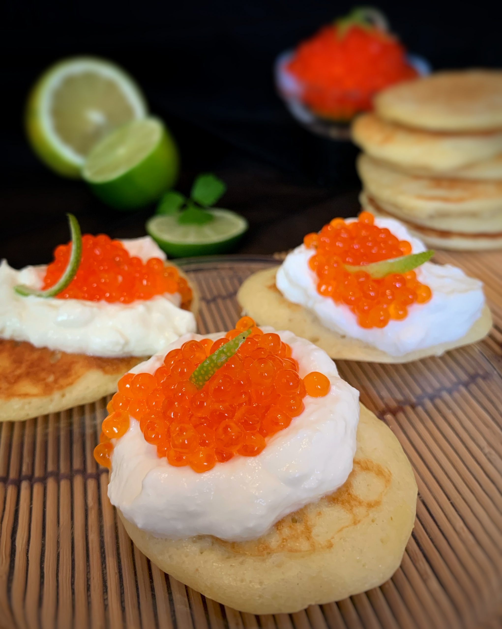 Schwarzwälder Forellenkaviar & Sauerrahm auf Dinkel-Blinis