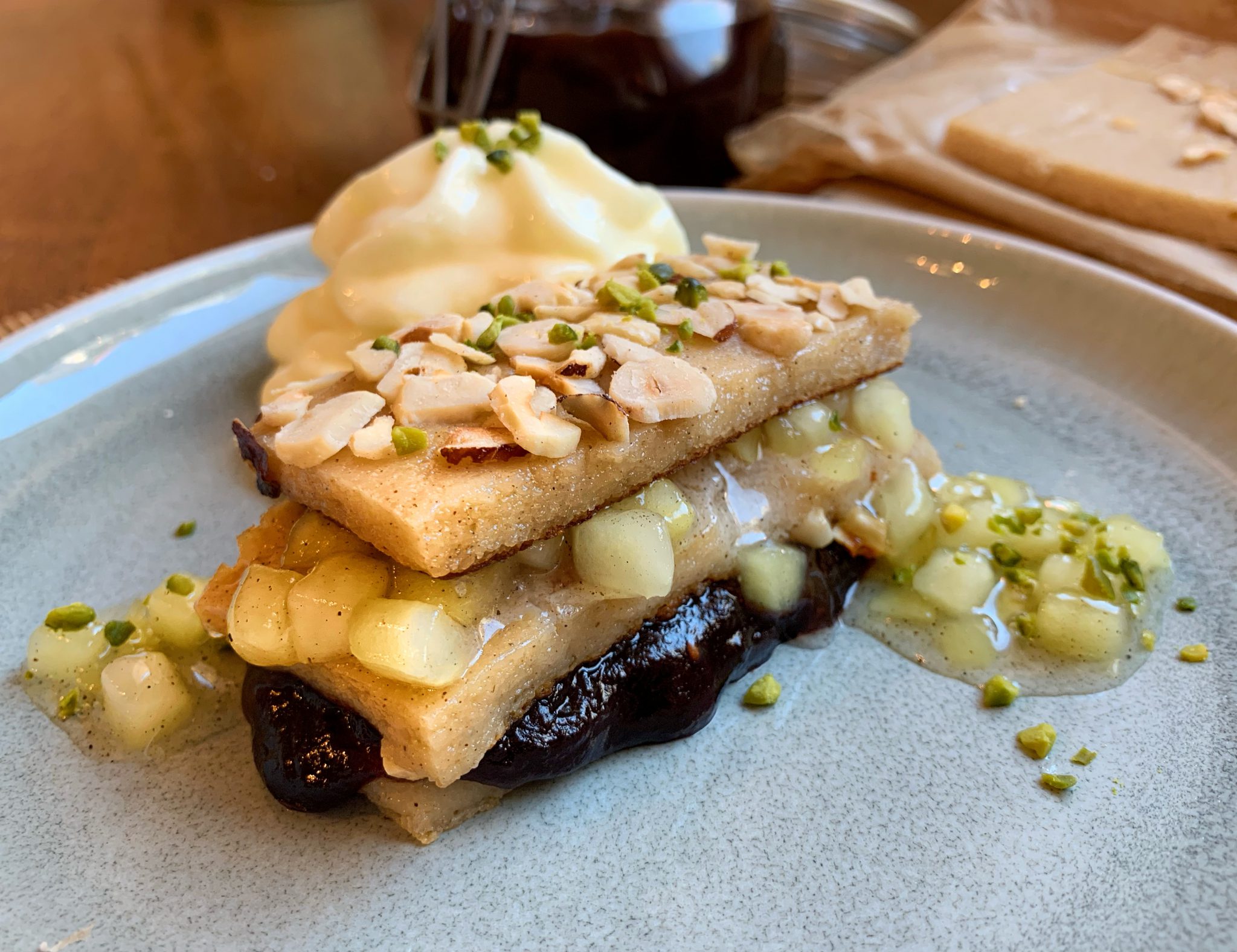 Wie bei Oma: Grießschnitten mit Nüssen, Cideräpfeln und Zwetschgenmus ...