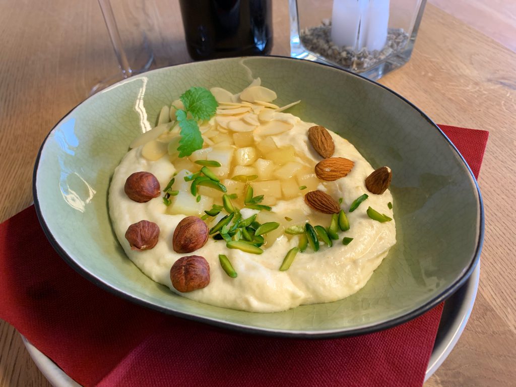 Mit Nüssen zaubern: Mandel-Grießdessert mit Ciderbirnen