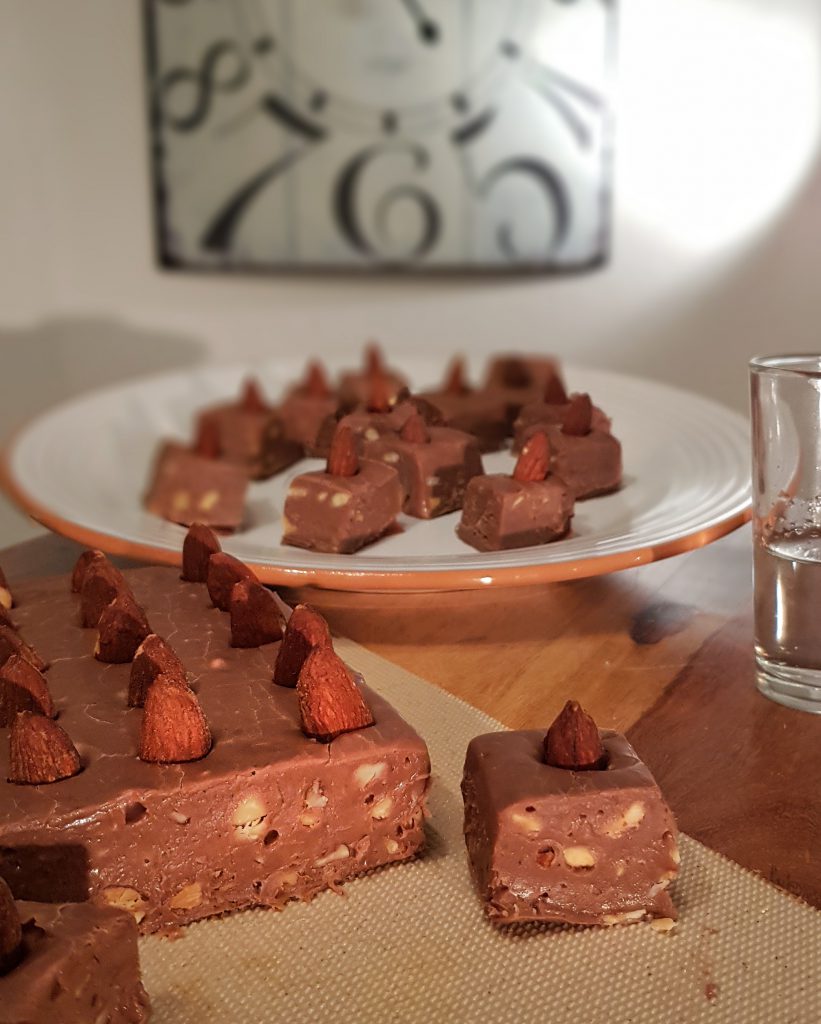 Süße Silvesterknaller: Schwarzwälder Kirsch Fudge mit Rauchmandel