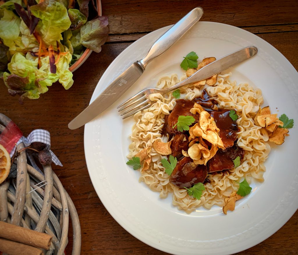 Weihnachtsmenü – Hauptgang: Saftiges Sauerbraten-Gulasch & feine Nüdelchen