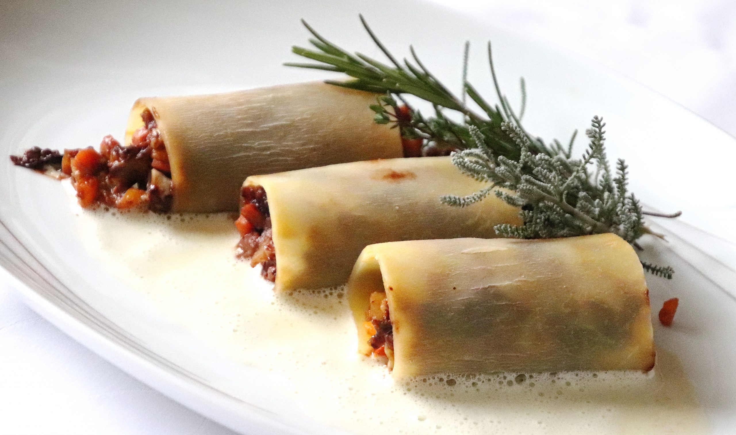 Mit Schokoladengemüse gefüllte Steckrüben-Cannelloni auf Pastissoße (Rezept: Jürgen Andruschkewitsch, Foto: Ute Bartels)