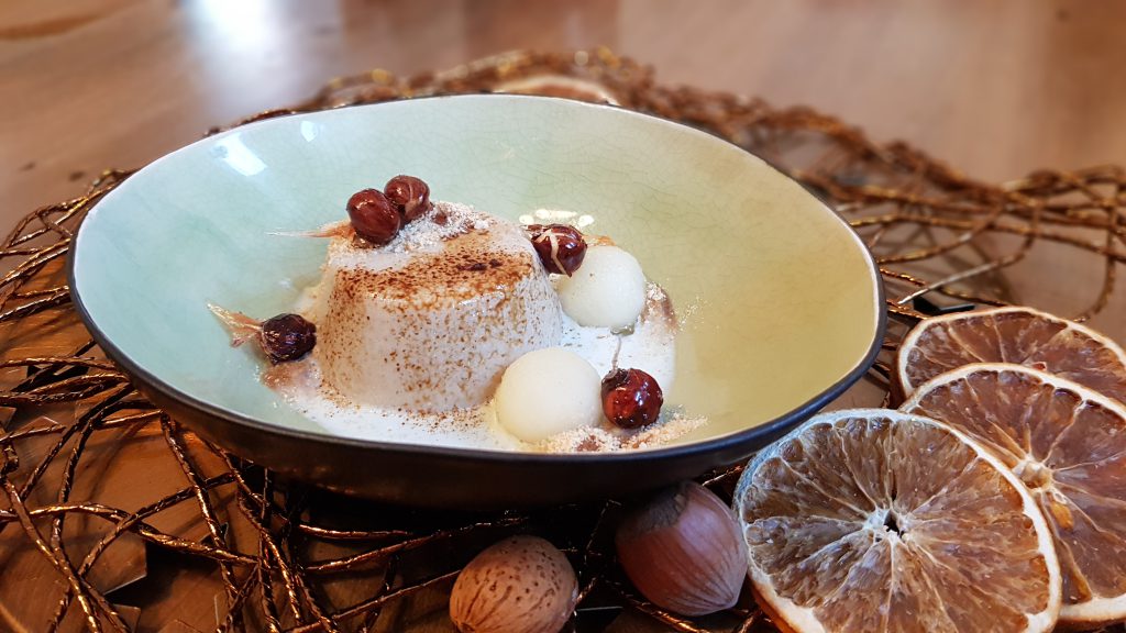 Mokka-Grießflammeri mit Anis-Äpfeln & karamellisierten Haselnüssen