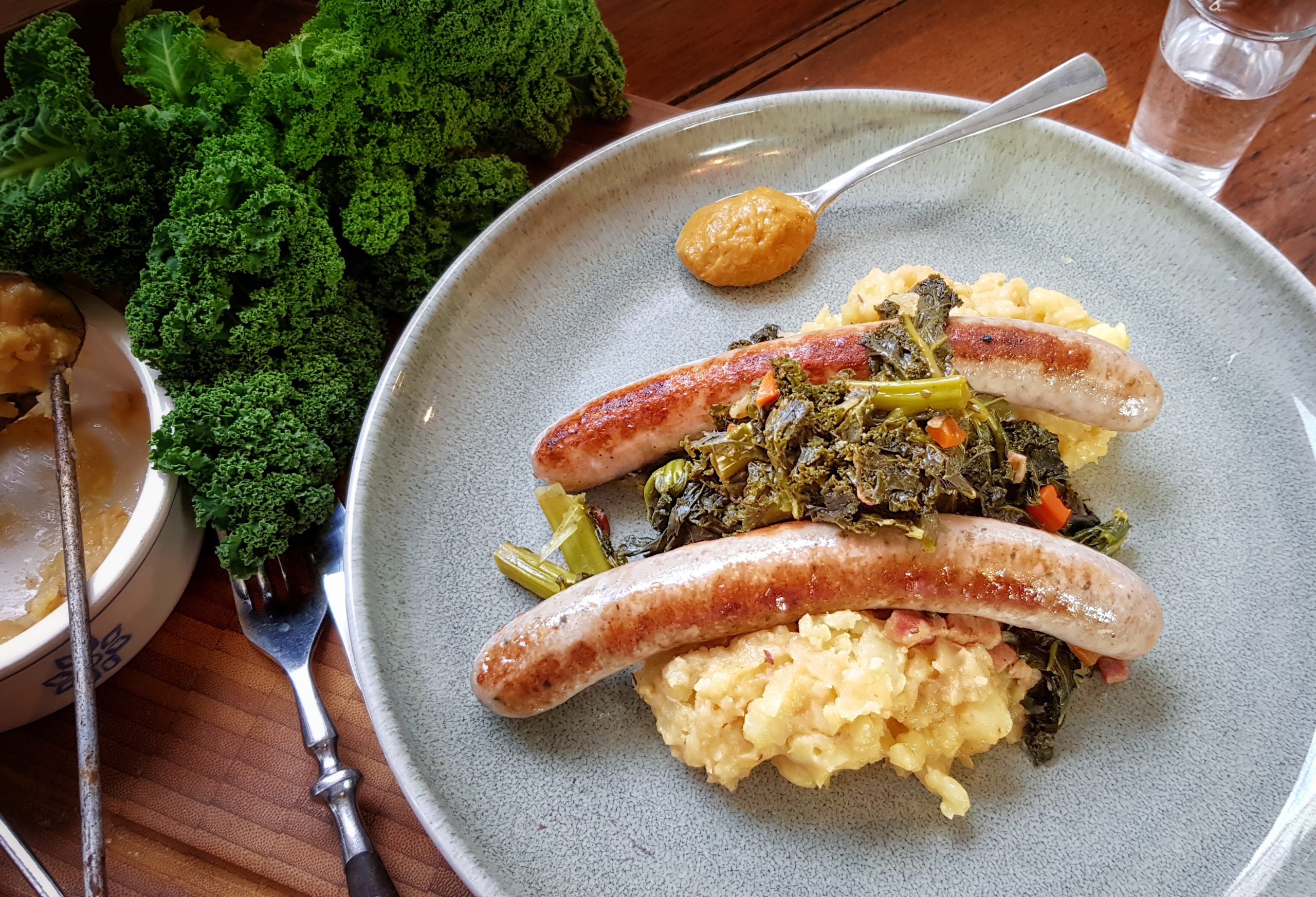 Deftig &amp; kräftigend: Grünkohl mit Stampfkartoffeln und Bratwürsten ...