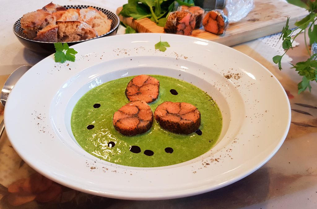 Edle Kombi: Spinatcremesuppe mit Lachsforellen-Mosaikrouladen