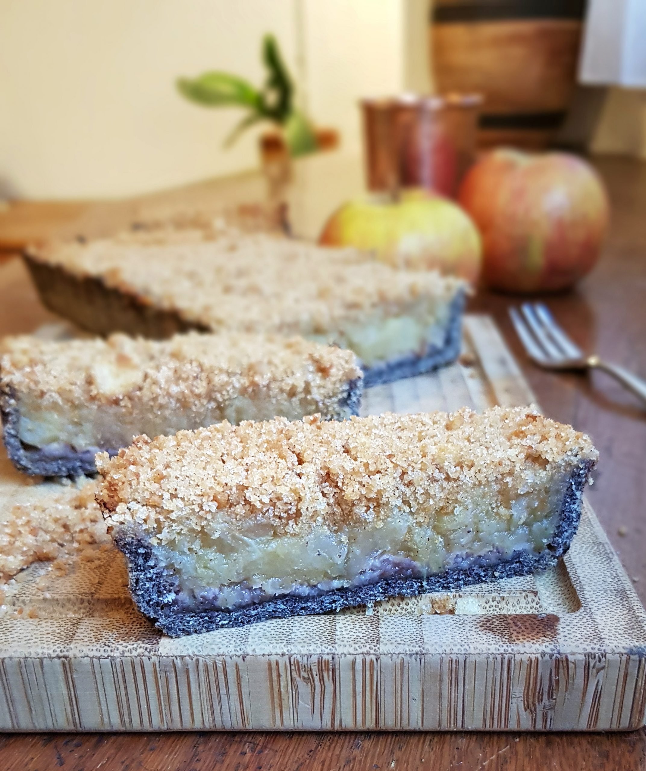 Apfel-Mohntarte mit Marzipan und Zimt-Zwiebackkruste