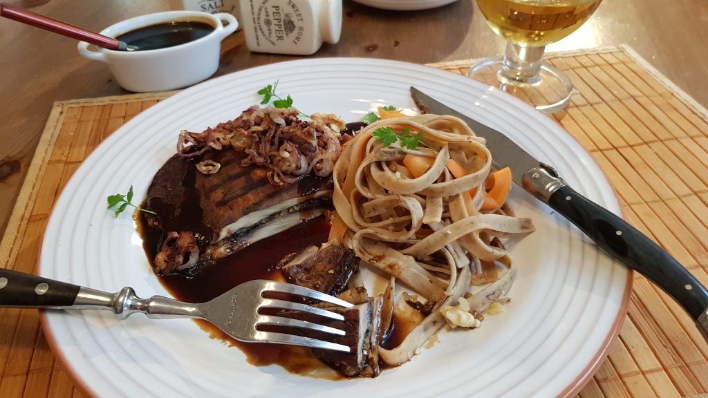 Veganer Zwiebelrostbraten vom Pilzsteak