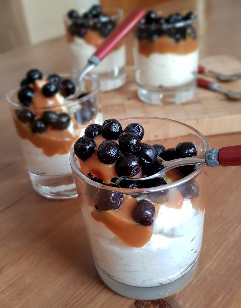 Quarkcreme mit Aroniabeeren & Karamell