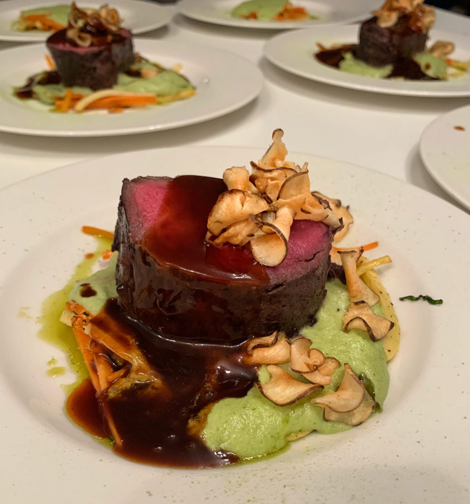 Rinderfilet mit Petersilienwurzel Püree, bunte Karottenstreifen und Topinambur Chips