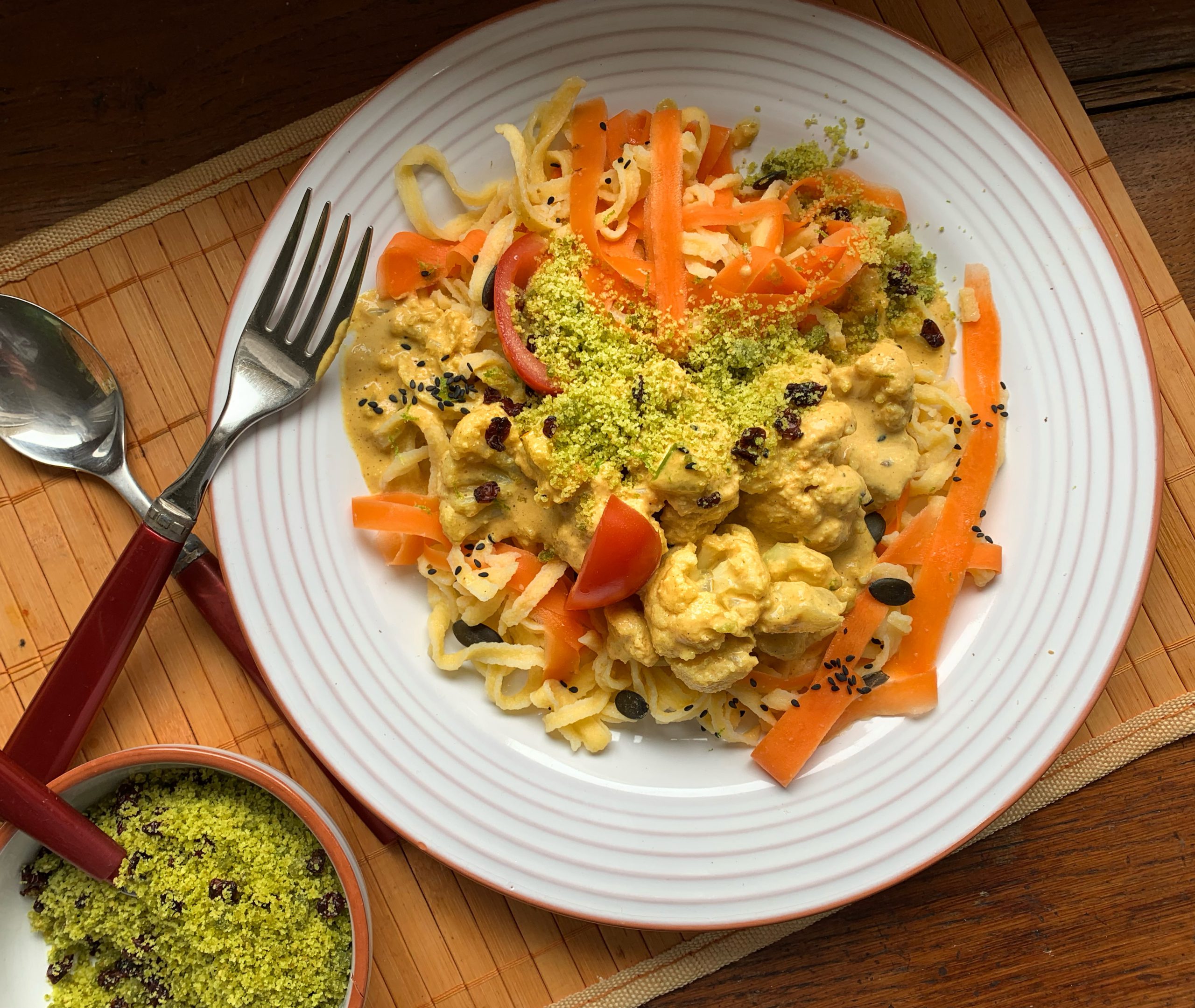 Regional & saisonal: Blumenkohl in Currycreme mit Bärlauchbrösel & Spätzle