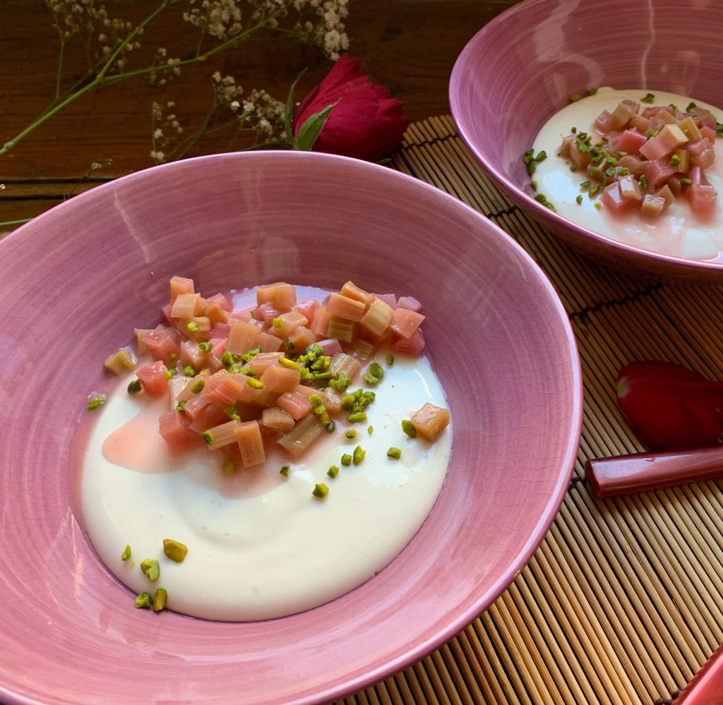 Frühling im Schälchen: Schafsjoghurt mit Honig, Rhabarber und Rosen