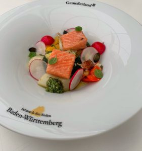 Lachsforelle und Gemüse