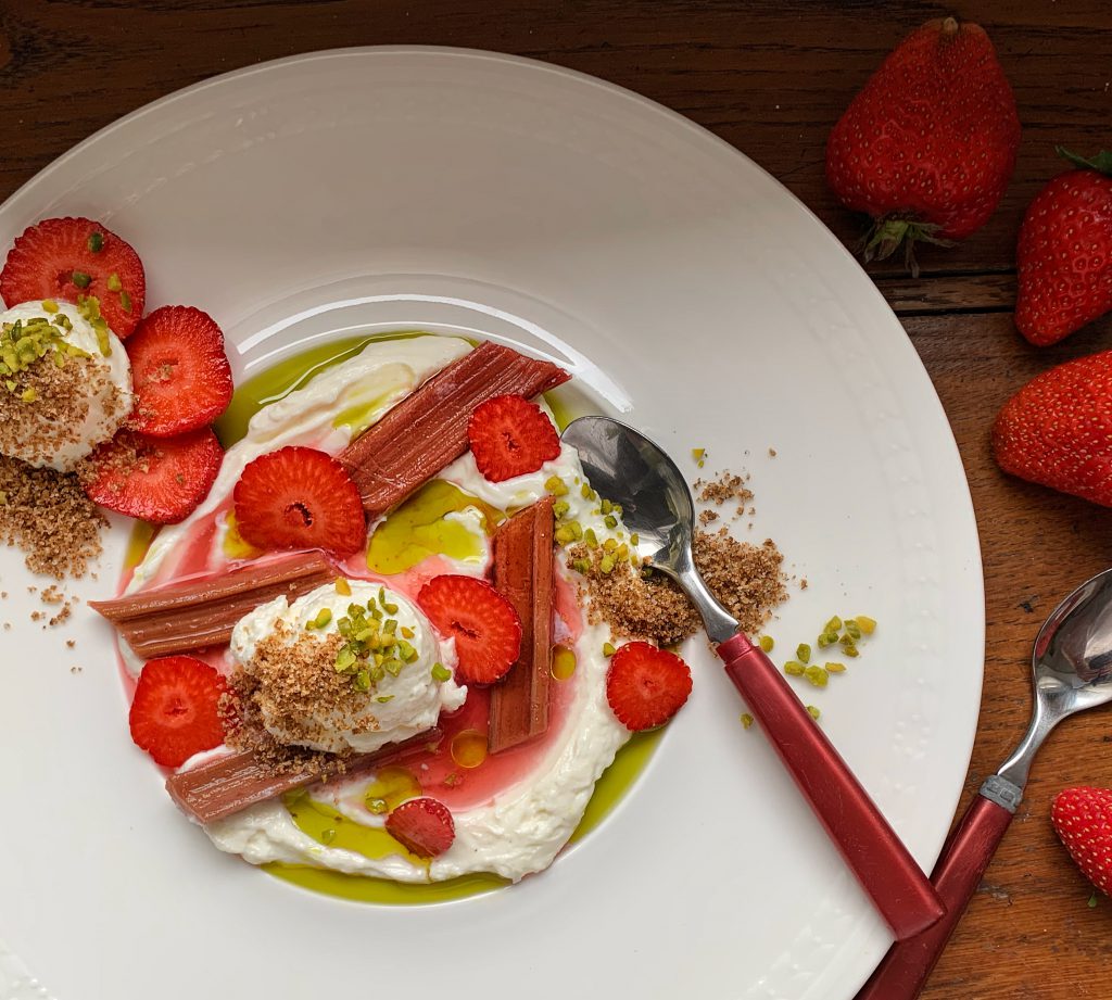 Hibiskus-Rhabarber & Erdbeeren auf Limettenquark & Basilikumöl