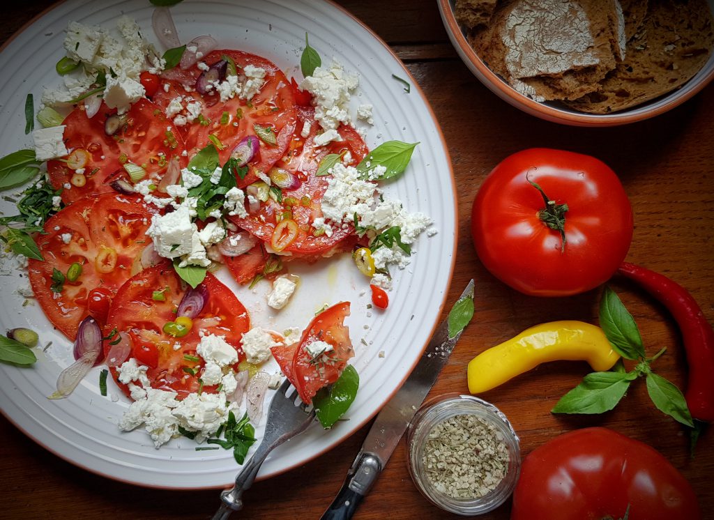 Tomatensalat mit Schafskäse und Basilikum-Zitronen-Apfel-Dressing