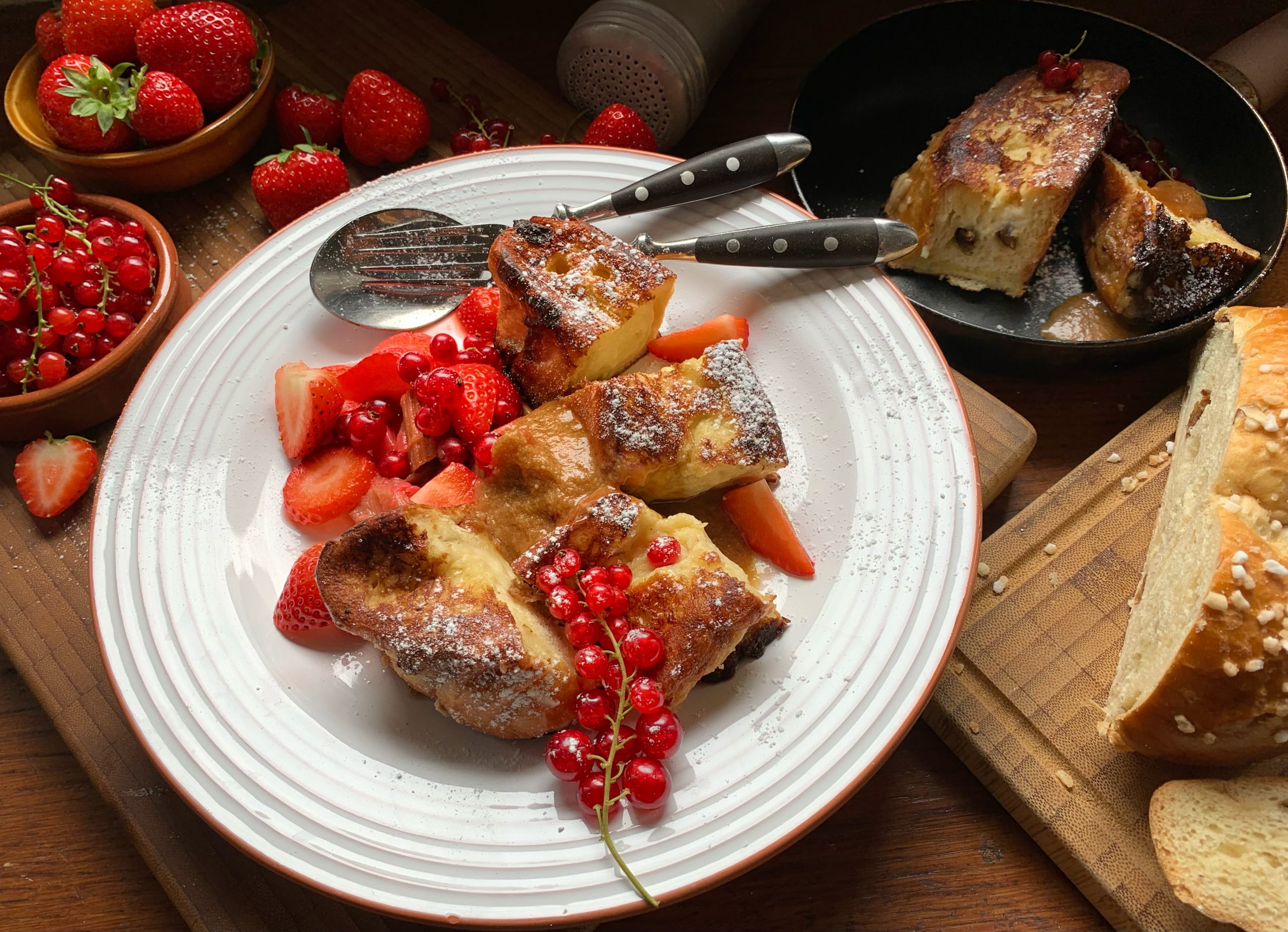 Gebratener Hefezopf aus der Pfanne mit Beeren