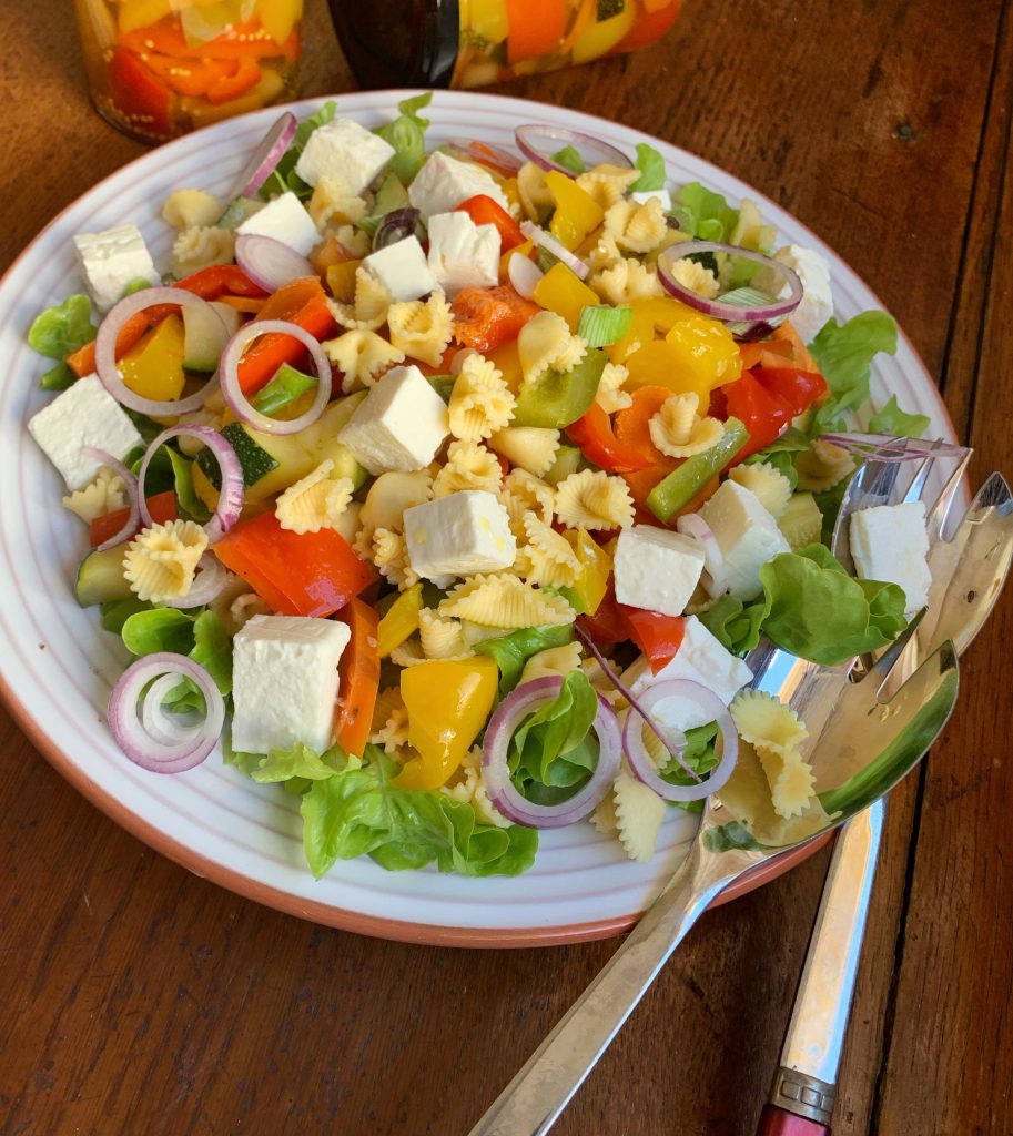 Sommerlicher Nudelsalat mit süß-saurem Gemüse & Schafskäse