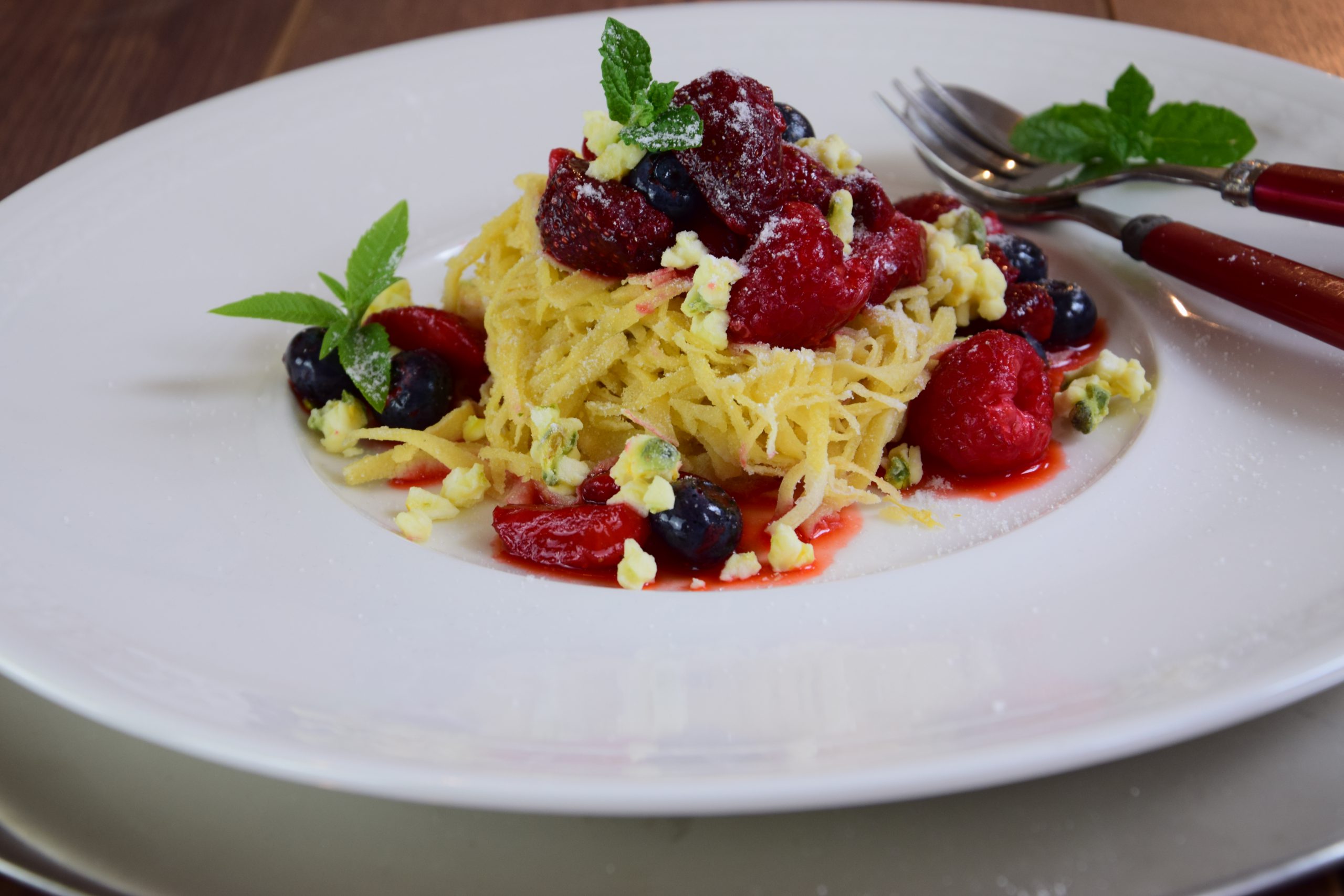 Süße Flädlestreifen mit Honig-Beeren und weißer Schokolade