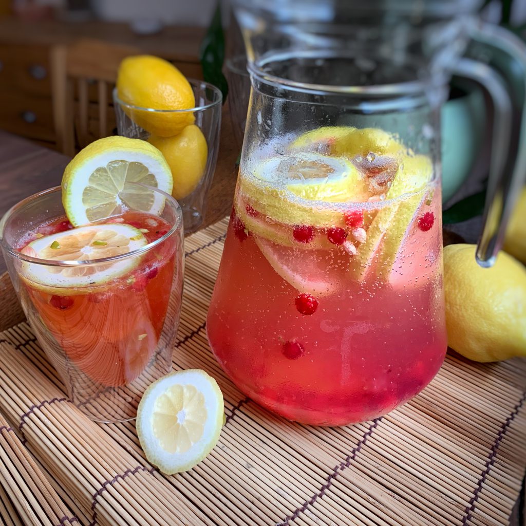 Zitronenlimonade mit Johannisbeeren