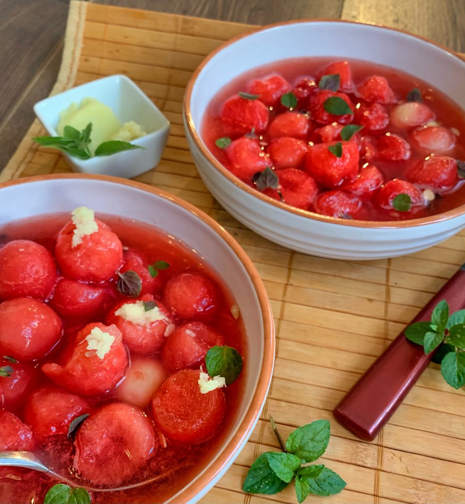 Melonen Kaltschale mit Erdbeeren und Minze