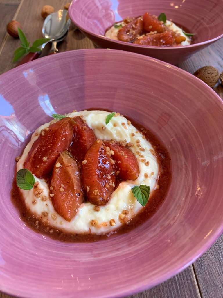 Quark-Zitronenmousse mit weißer Schokolade und Zwetschgen