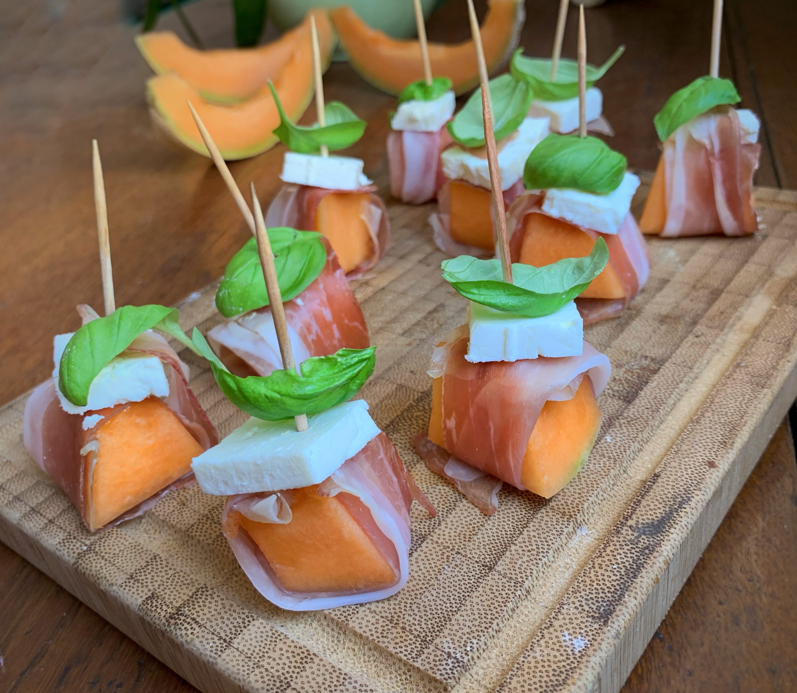 Melonen-Schinkenspieße mit Schafskäse & Basilikum