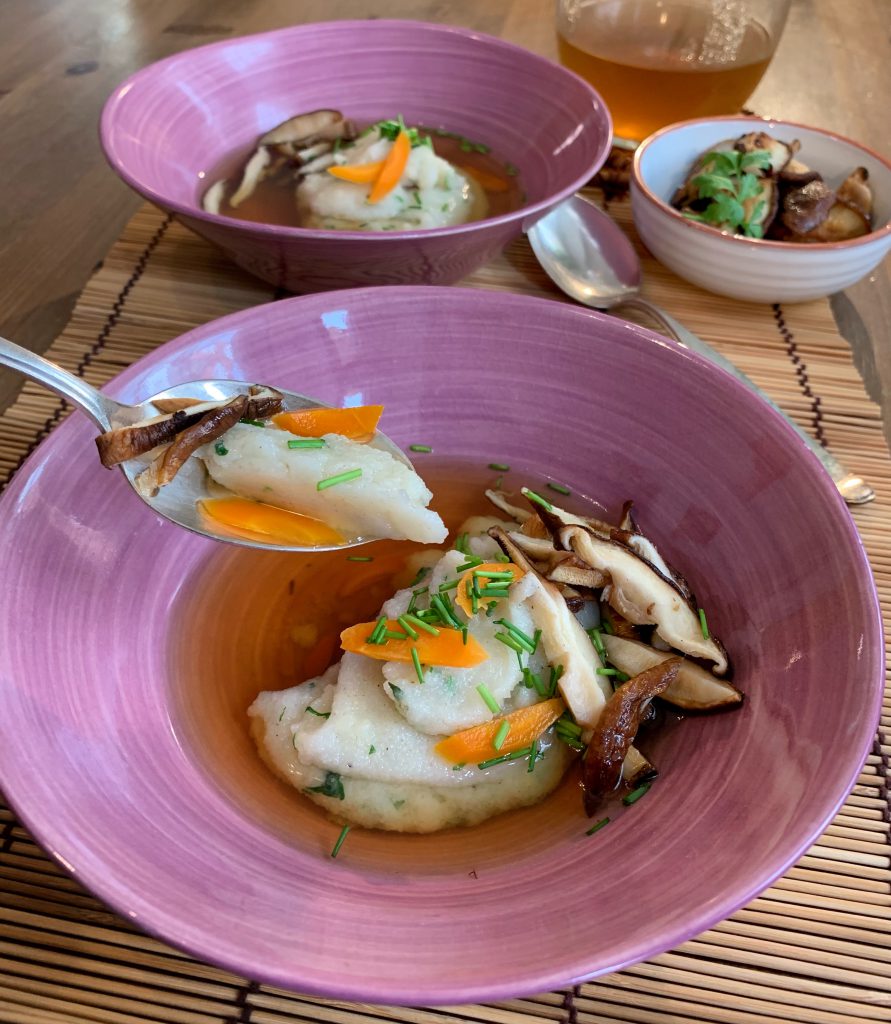 Herbstliche Genüsse: Grießsuppe „Basia“ mit Shitake