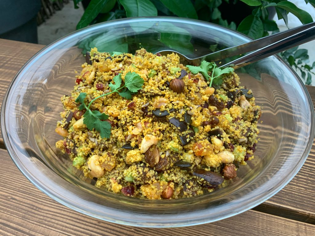 Aus der veganen Küche: Couscous-Salat mit Trockenfrüchten, Nüssen und Kräutern