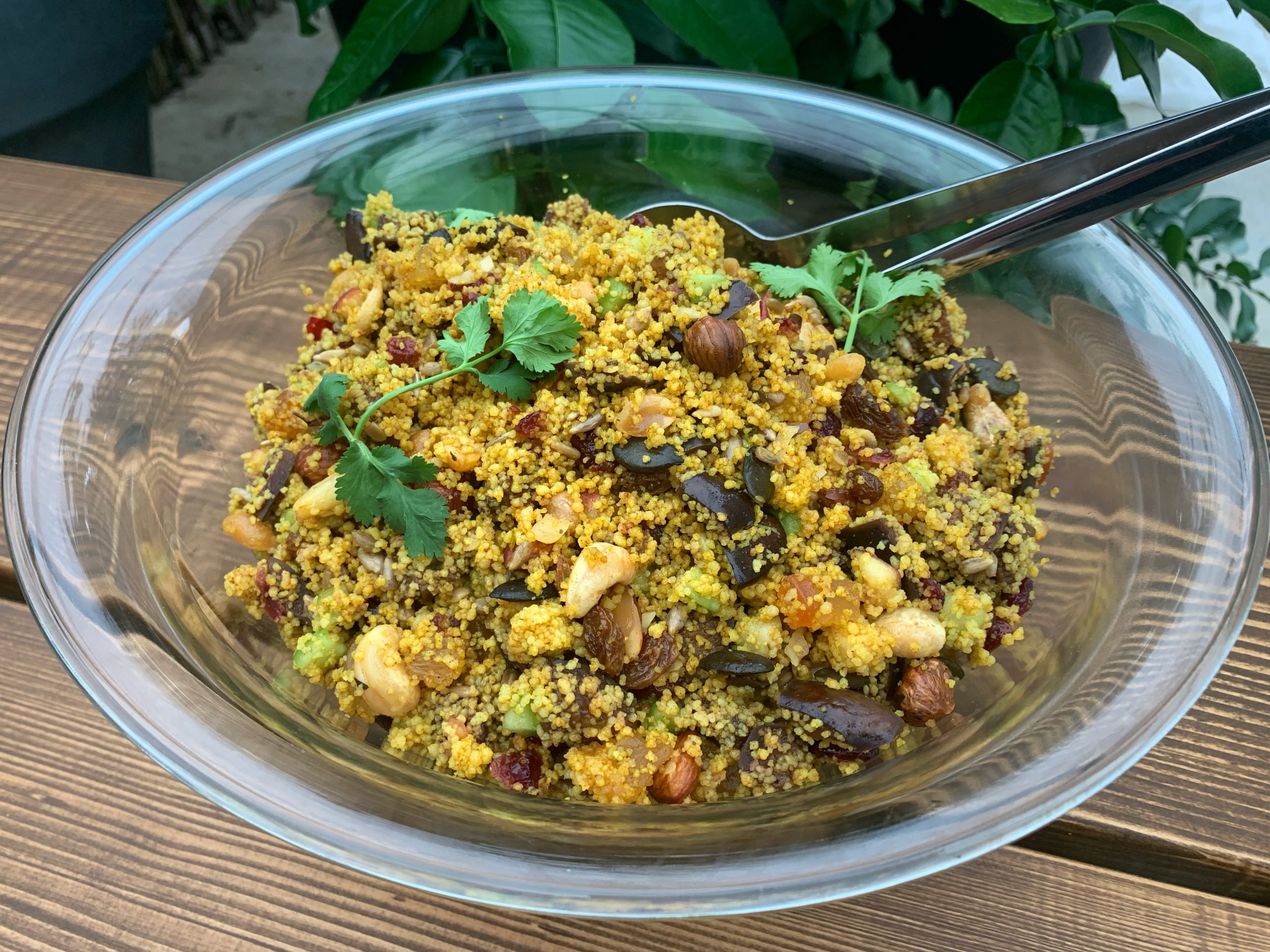 Couscous-Salat mit Trockenfrüchten, Nüssen und Kräutern