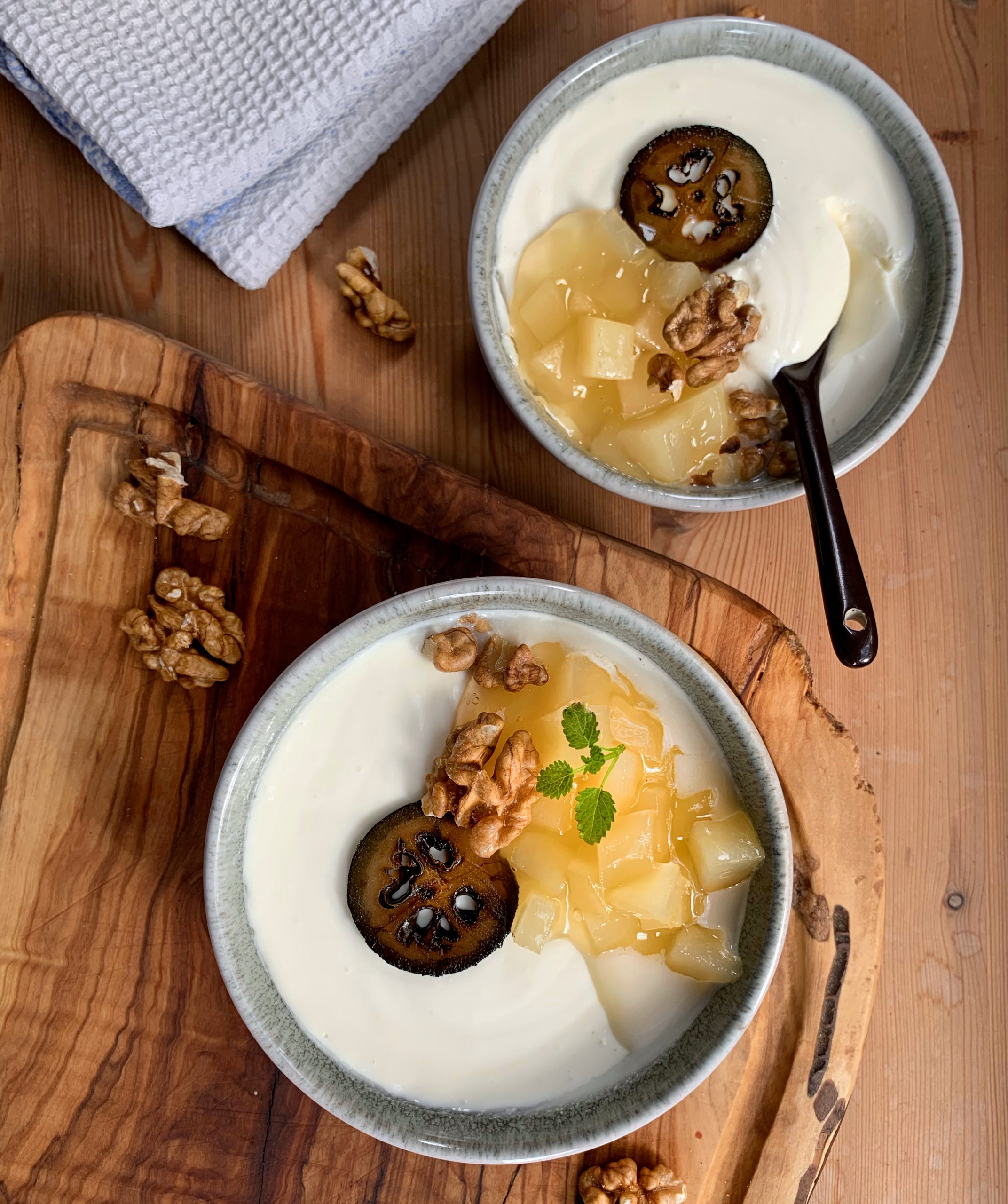 Joghurtdessert mit Birne, Honig und Walnuss