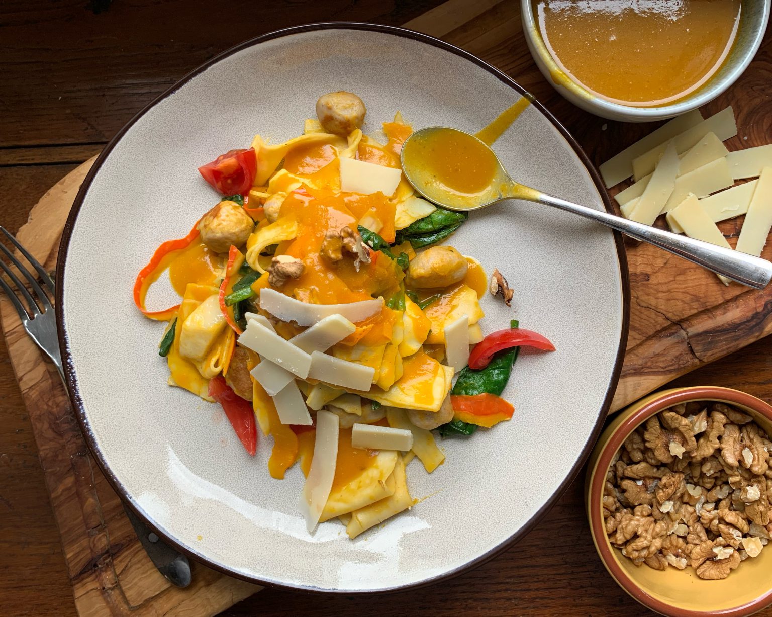 Nudelscherben mit Kürbis, Spinat, Brät-Klößchen & Bergkäse – Schmeck ... Nudelscherben mit Kürbis, Spinat, Brät-Klößchen & Bergkäse – Schmeck ...